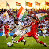 2026世界杯16强赛比赛场景，两支球队在球场激烈对抗